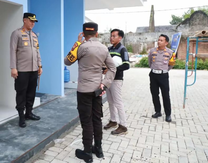 PERIKSA BANGUNAN: Kapolres Jember AKBP Bobby A Condroputra meninjau langsung pembangunan SPPG di Kecamatan Mayang.