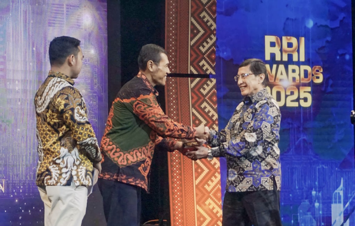 TERIMA: Pegawai Dinas Komunikasi dan Informatika (Kominfo) Lumajang saat menerima penghargaan LPPL Radio Suara Lumajang sebagai pemenang kategori konten pariwisata terfavorit. (KOMINFO FOR RAME)