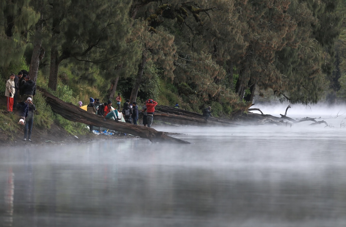 TERKENDALI: Pesona Ranu Kumbolo selalu menjadi daya tarik pengunjung.(ADE APRYANIS/RAME)