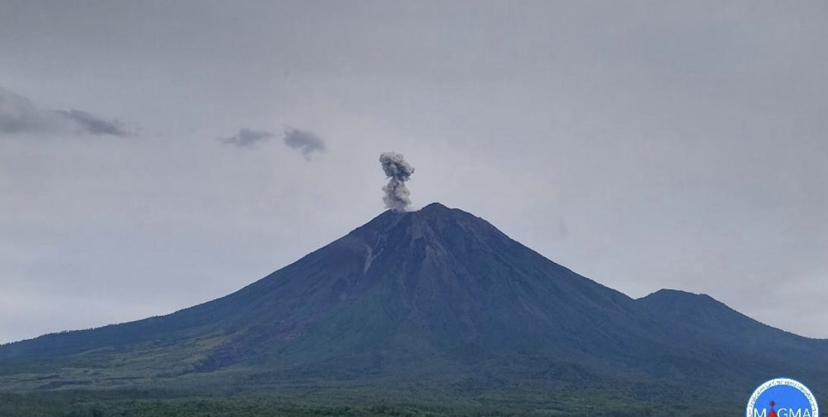 KELUARKAN: Aktivitas Gunung Semeru masih mengeluarkan letupan kecil pasca kejadian pada Rabu (19/11), kemarin. (PETUGAS PPGA)