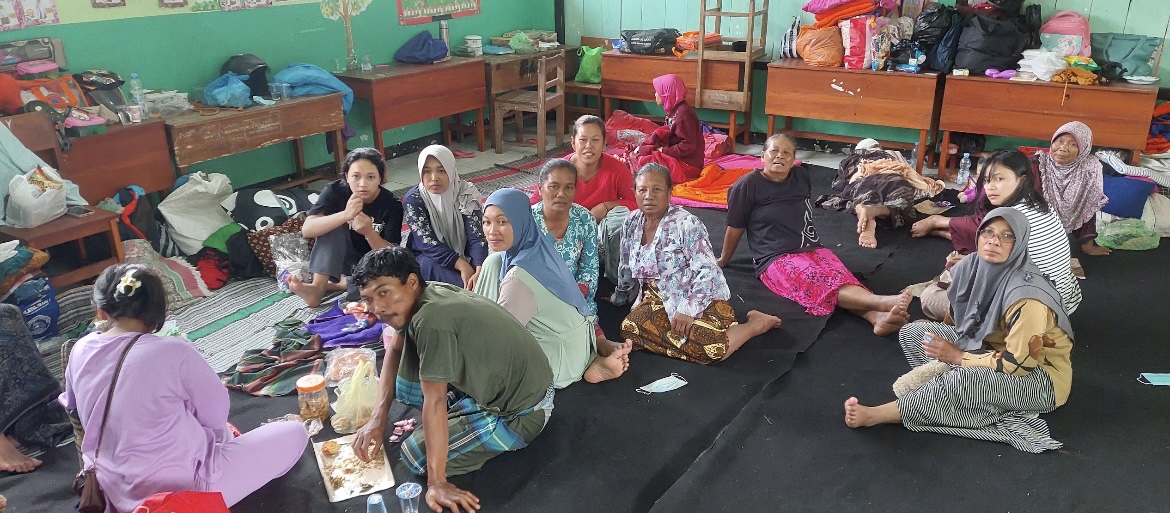 MENGUNGSI: Sejumlah warga dari Dua Dusun yang terdampak mengungsi di ruang kelas SDN Supiturang 04, Desa Supiturang, Kecamatan Pronojiwo.(JUMAI/RADAR JEMBER)