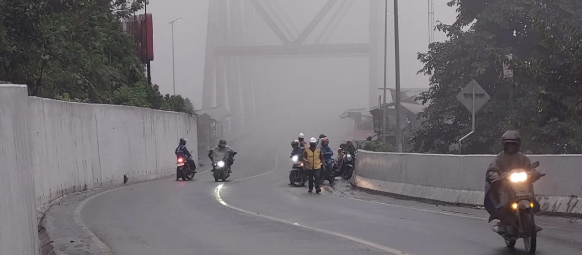 SEMPAT DITUTUP : Gladak Perak, akses jembatan penghubung Malang - Lumajang yang sempat ditutup total akibat hujan abu akibat letupan sekunder.(JUMAI/ RADAR JEMBER)