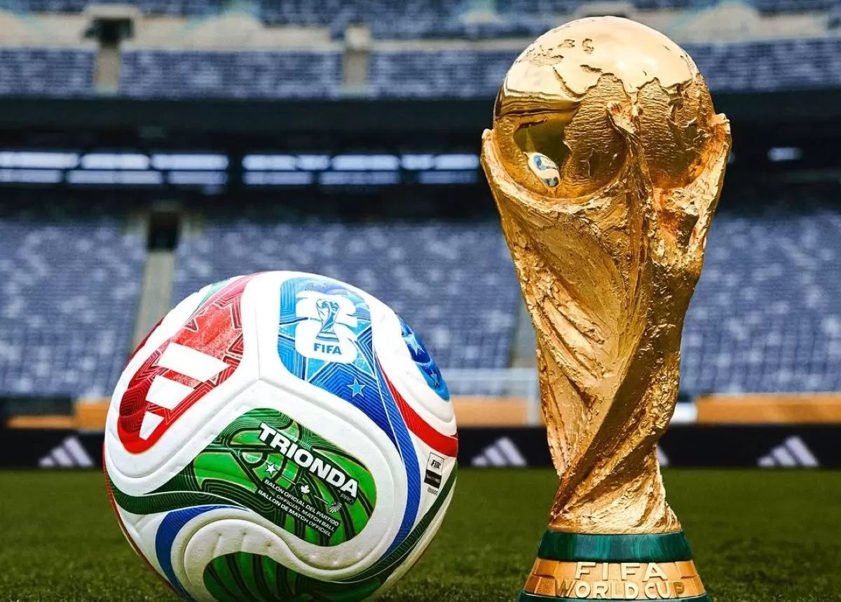 Ilustrasi bola dan trophy Piala Dunia 2026 (Jawa pos)