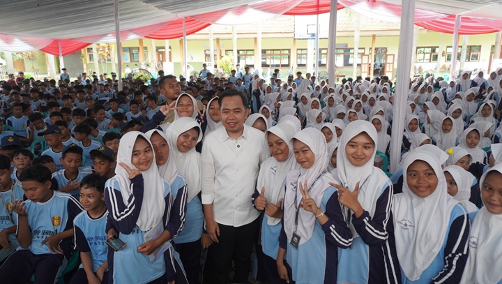 WUJUDKAN GENERASI UNGGUL: Bupati Fawait saat bertemu anak-anak sekolah menengah pertama, di SMPN 1 Panti, saat rangkaian Bunga Desaku Jilid 6 Panti (27/10).