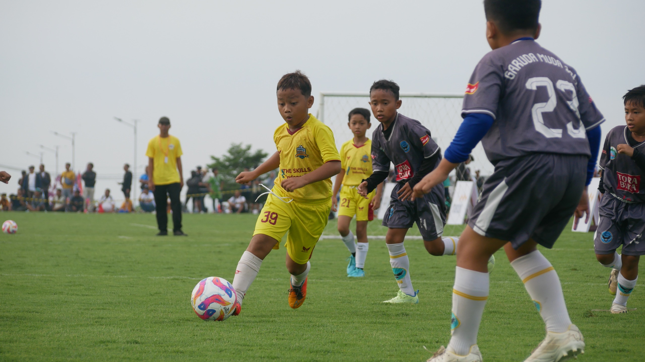SEMANGAT: Pesepakbola usia dini di SSB Jember Football School tengah bertanding di kompetisi level nasional beberapa waktu lalu. (YULIO/RJ)