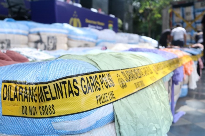 Menyoroti fakta terkini terkait kasus penyelundupan baju bekas impor ilegal ke Tanah Air. (Dok. Polda Metro Jaya)