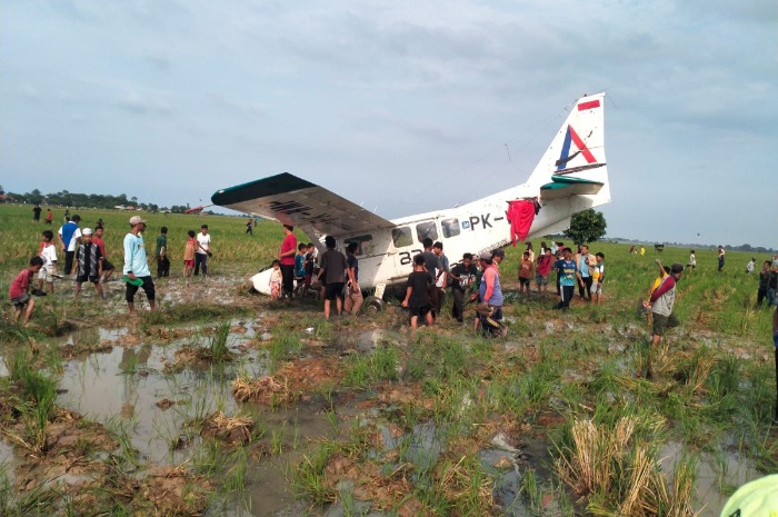 Menyoroti insiden Pesawat Cessna yang jatuh di area pematang sawah, Tirtamulya, Karawang. (Dok. Polri)