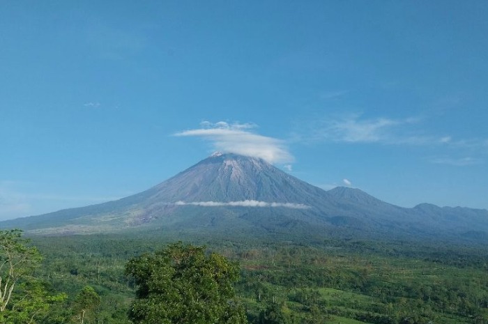 Menyoroti situasi berbahaya pada kawasan Gunung Semeru di Lumajang, Jawa Timur usai alami erupsi pada Rabu, 19 November 2025. (Dok. ESDM)