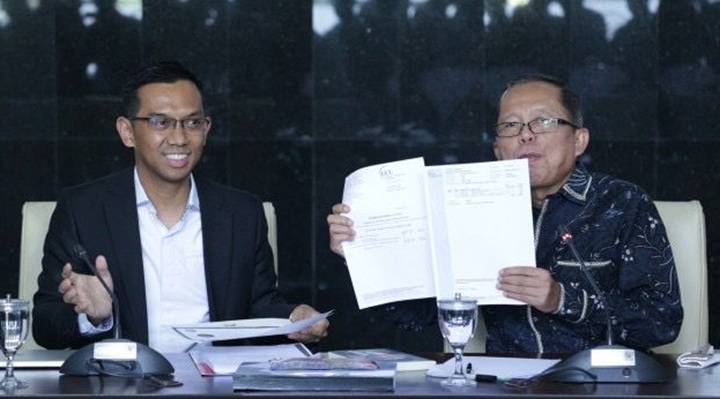 Arsul Sani bongkar bukti ijazah doktor untuk bantah tudingan ijazah palsu. &ldquo;Semua dokumen asli, lengkap, dan sudah dilegalisasi KBRI Warsaw. (Mahkamah konstitusi RI)