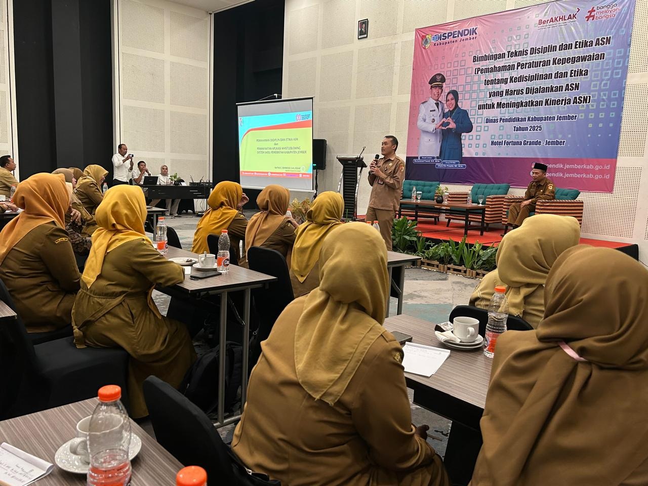 TEGAS: Bimtek Disiplin dan Etika ASN Lingkungan Dinas Pendidikan Jember, di Hotel Fortuna Grande Jember, Selasa (23/9).