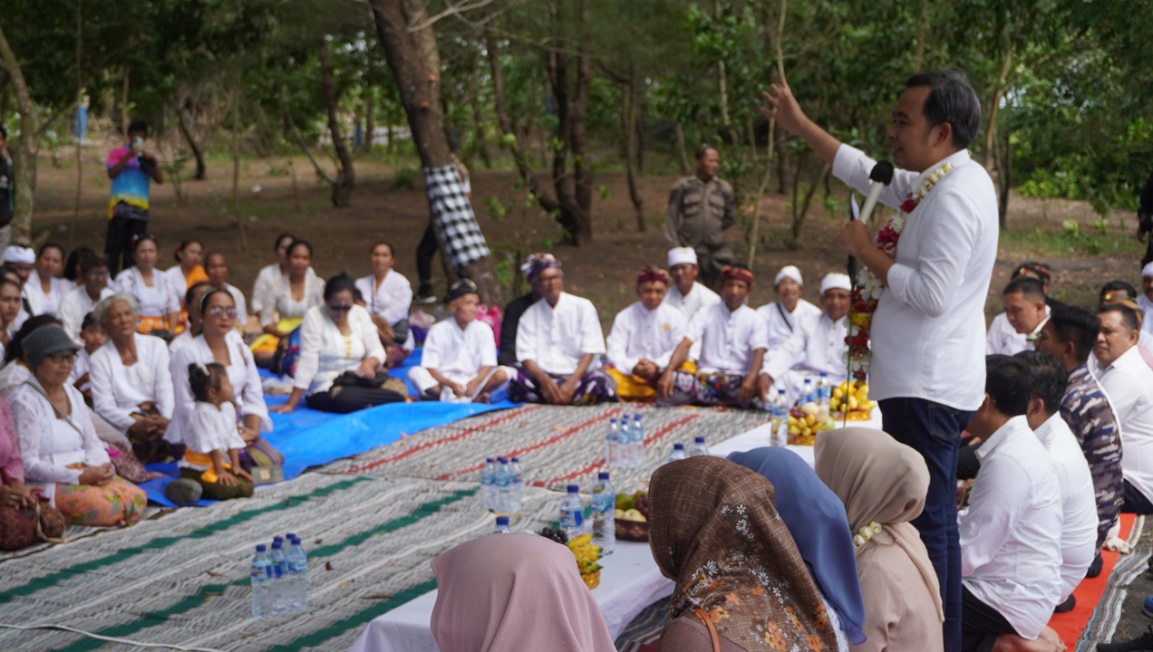 HANGAT: Bupati Fawait saat berbicara di hadapan para umat Hindu saat silaturahmi bersama, di area persembahyangan Melasti, di Pantai Paseban, Kencong, Jember, saat Bunga Desaku jilid 7 Kencong, Sabtu