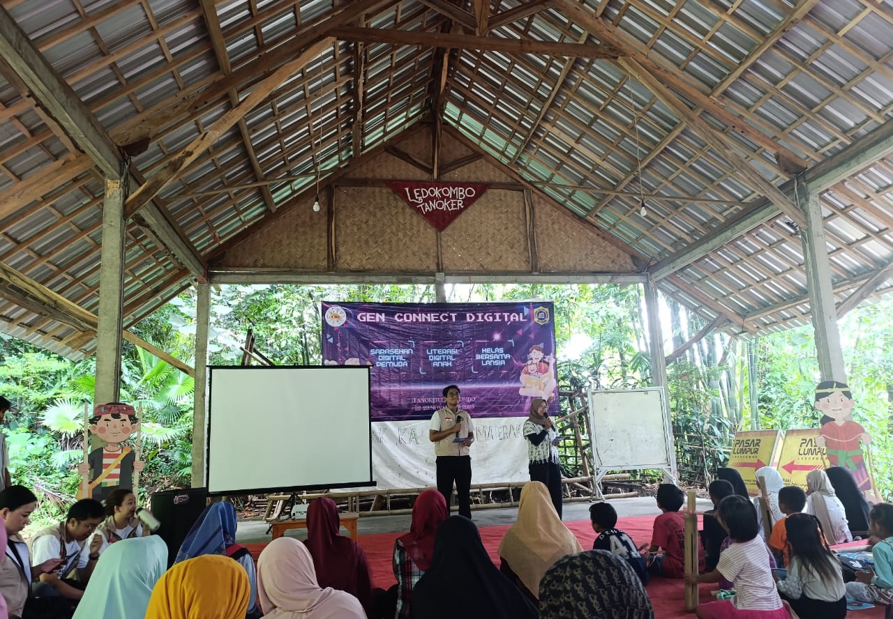 INTERAKTIF: Lokakarya Tanoker Digital Talk yang digelar di Tanoker Ledokombo, kemarin. Ini menjadi ruang pertemuan semua usia untuk memahami penggunaan AI secara bijak di masa kini.
