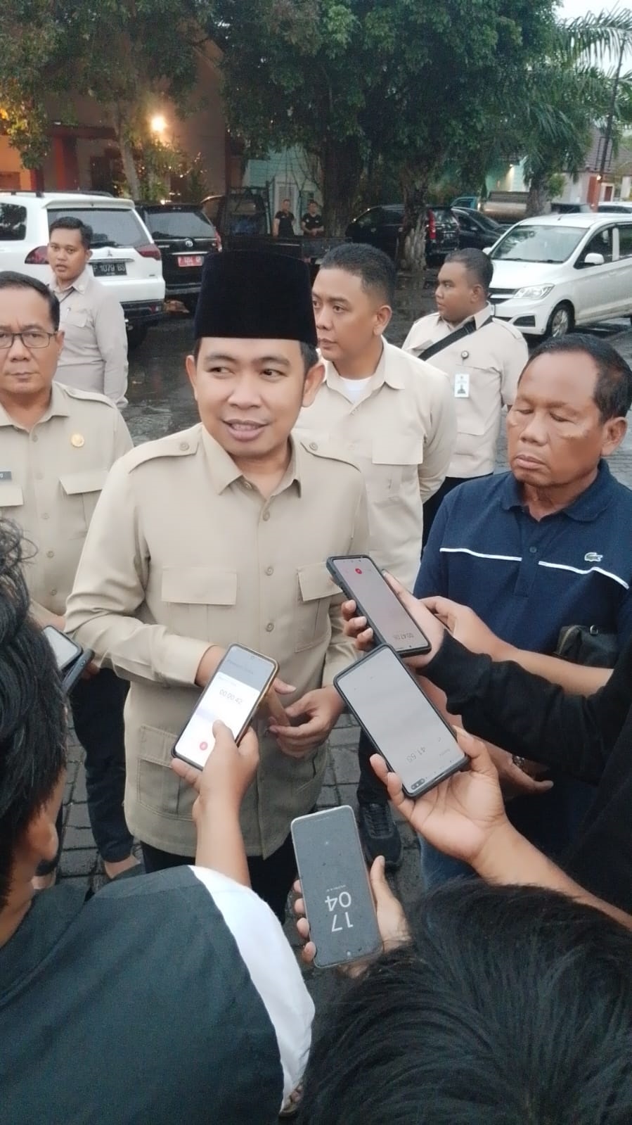 DUKUNG INVESTOR: Bupati Fawait ditemani Pj Sekda dan Pemilik Dira, Ponimin Tohari (kanan), di sela-sela bertemu dengan para pelaku UMKM, saat Bunga Desaku jilid 7 Kencong, Jumat (21/11).