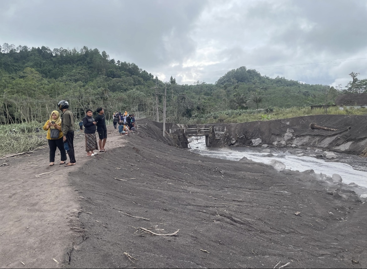 MELIMPAH: Endapan material vulkanis Gunung Semeru di sepanjang Sungai Besuk Kobokan, kemarin.(ATIEQSON MAR IQBAL/RAME)