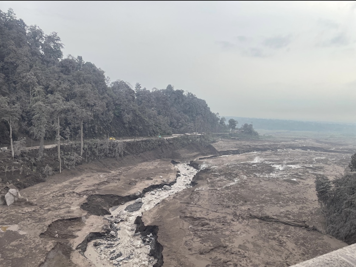 PENUH: Endapan material vulkanis Gunung Semeru yang menumpuk di sungai Besuk Kobokan, kemarin.(ATIEQSON MAR IQBAL/RAME)