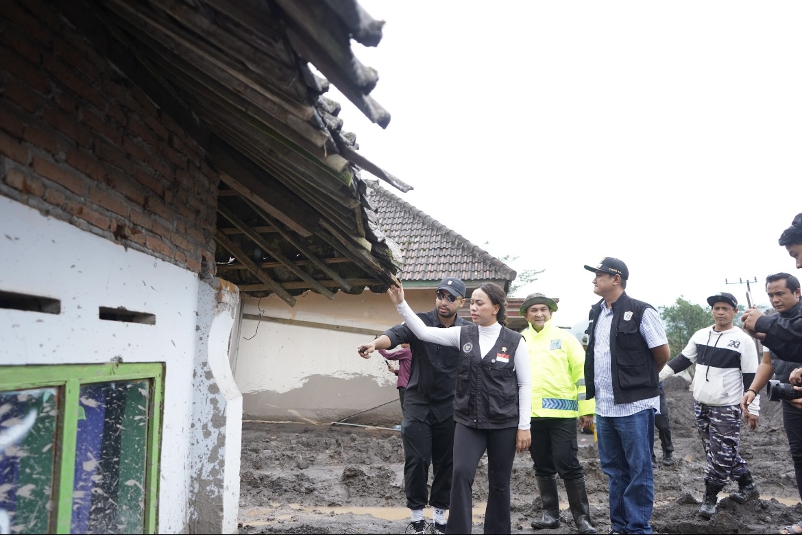KUNJUNGI: Utusan khusus Presiden Bidang Pariwisata, Zita Anjani saat meninjau ke lokasi terdampak erupsi Gunung Semeru.(ADE APRYANIS/RAME)