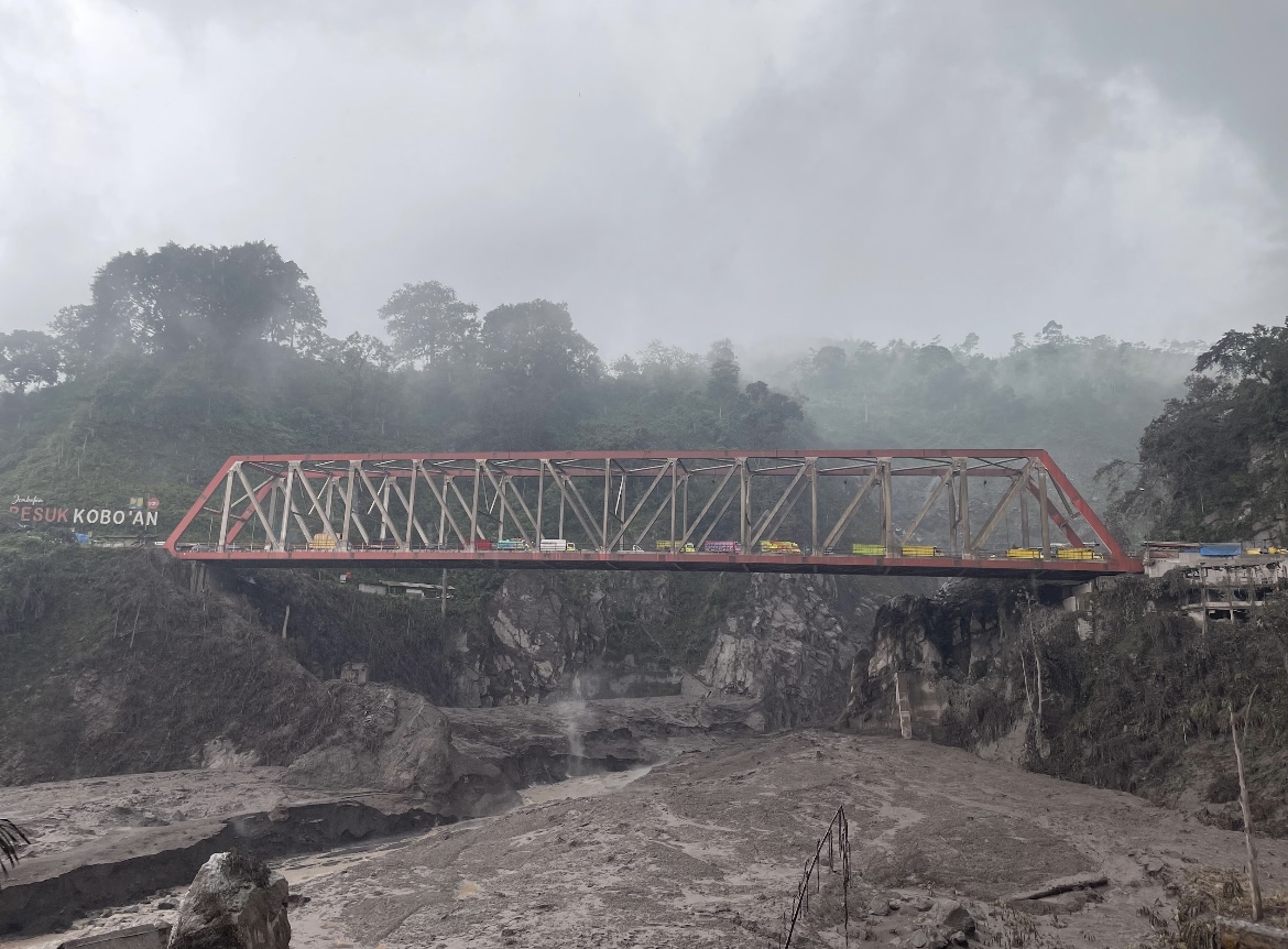 MACET: Kondisi Gladak Perak sempat macet karena petugas gabungan membersihkan jalan dari debu.(ADE APRYANIS/RAME)