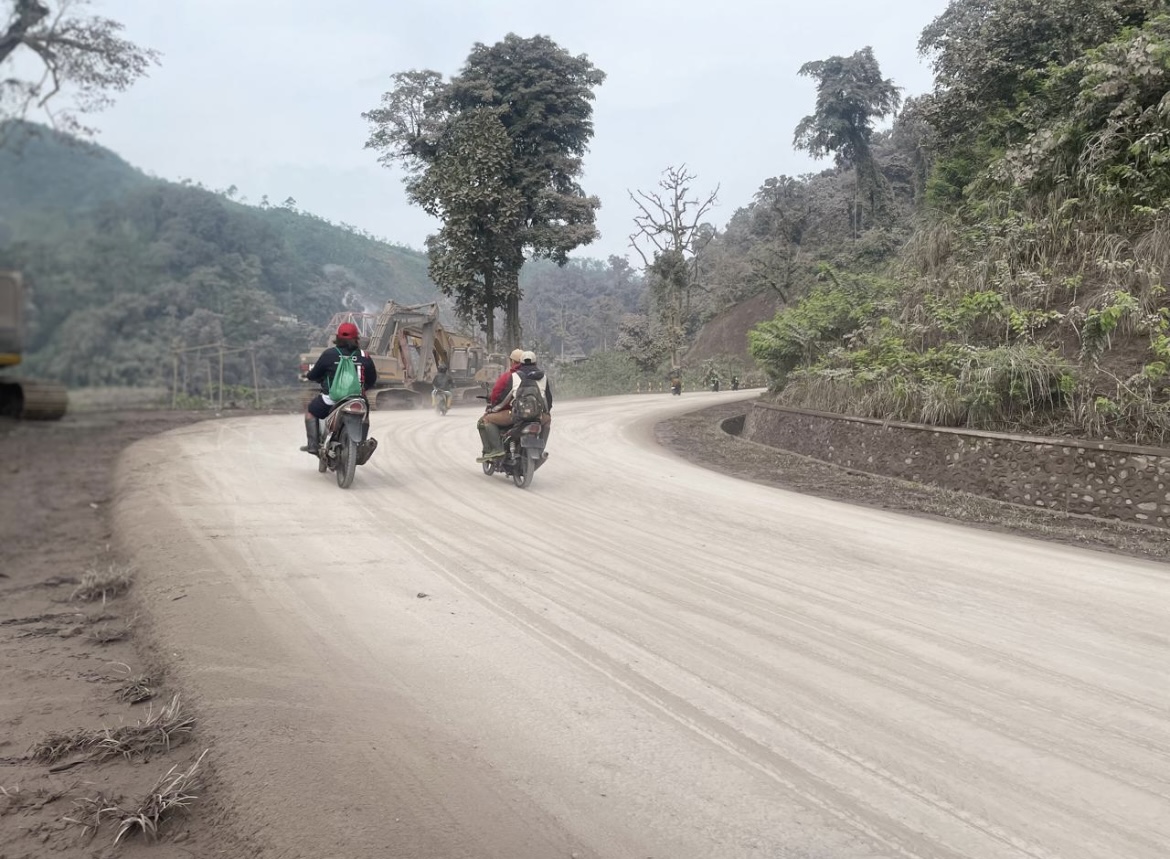 TEBAL: Abu vulkanis akibat letusan sekunder Gunung Semeru masih menyelimuti kawasan Gladak Perak.(ADE APRYANIS/RAME)