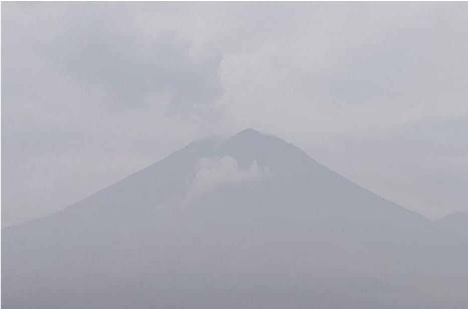 Gunung Semeru masih erupsi aktif hingga Minggu (23/11/2025).