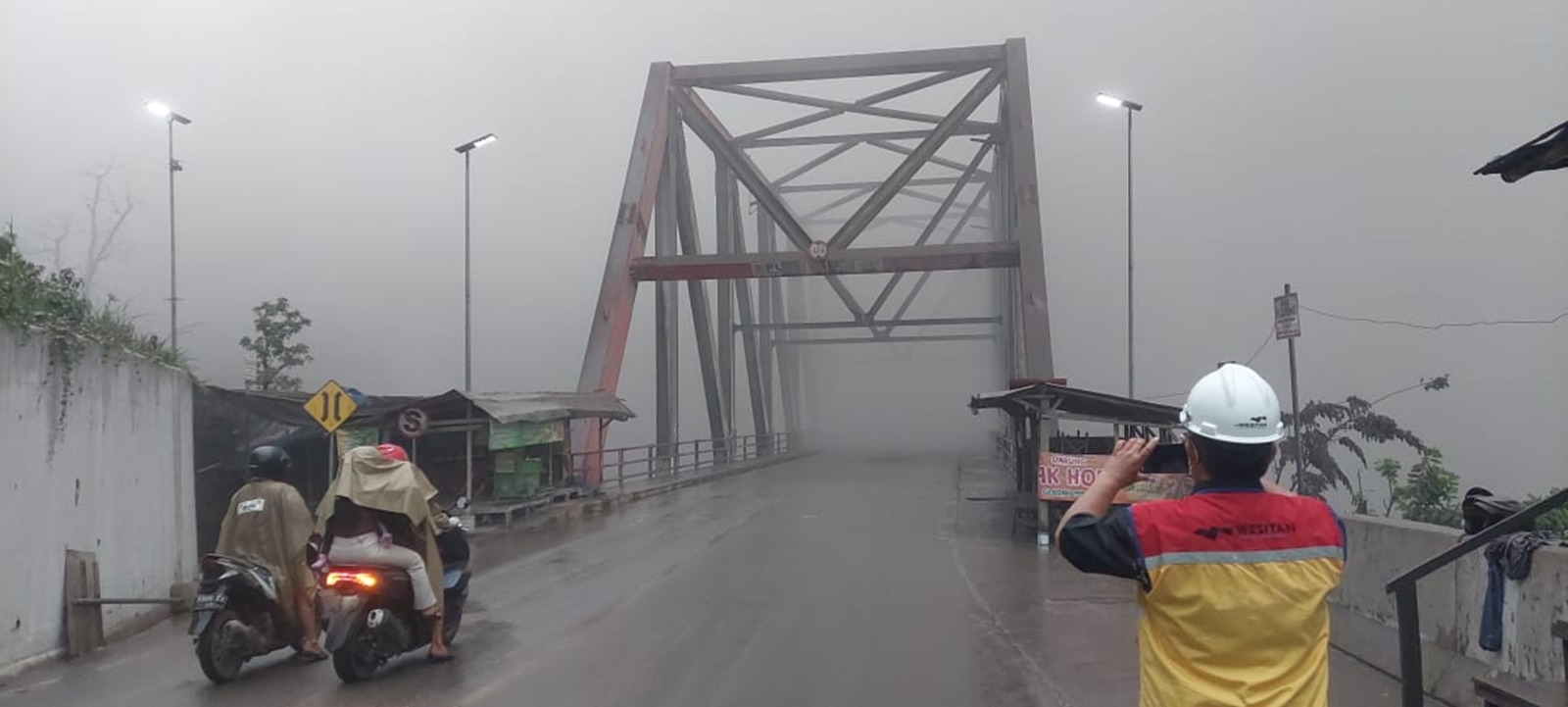 SEMPAT DITUTUP: Gladak Perak, akses jembatan penghubung Malang-Lumajang, sempat ditutup total akibat hujan abu akibat letupan sekunder Gunung Semeru. Kini berangsur normal.