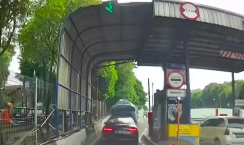 tangkap layar akun instagram @dashcam_owners_indonesia, yang memperlihatkan salah satu mobil yang menerobos gerbang tol. (Dok Instagram dashcam_owners_indonesia)