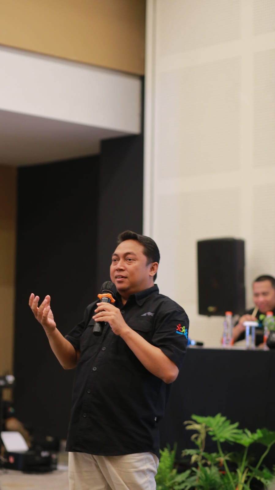 &nbsp;&ldquo;Kalau perusahaan datang bukan untuk pamer booth aja, mereka beneran mencari kandidat.&rdquo; IRWANDHI, Pengantar Kerja Ahli Muda Disnaker Jember.