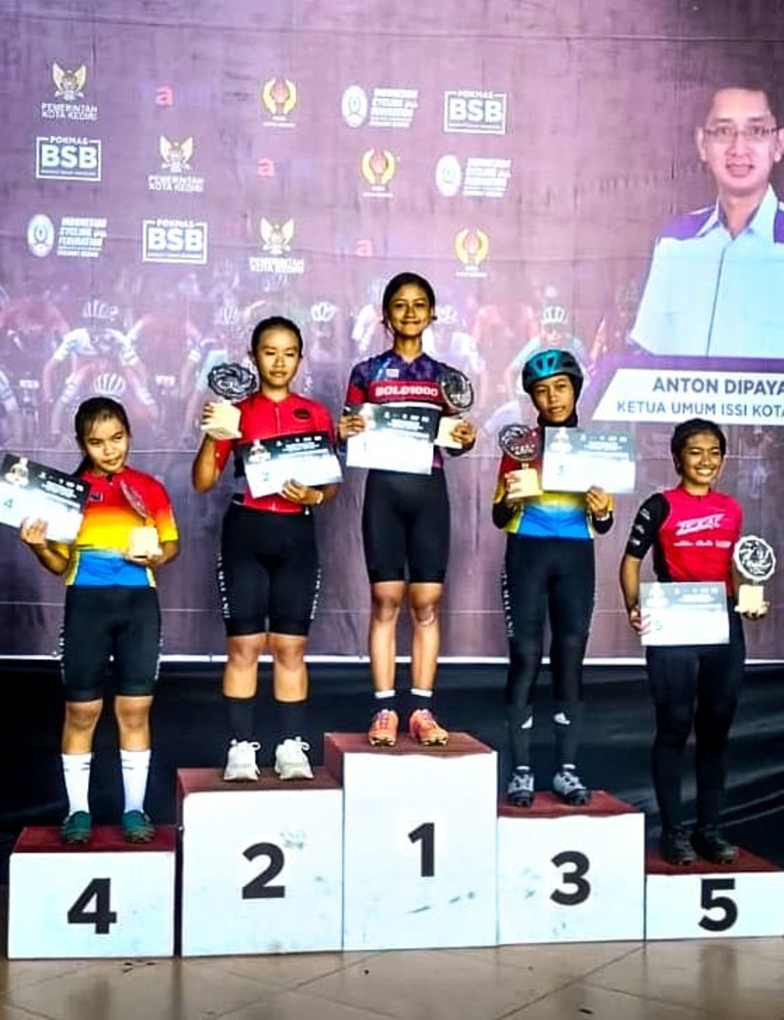 RAIH PODIUM: Dua Atlet Jember Melinda Aprilian dan Agit Idafi meraih podium pada ajang MTB Cross Country Short Track Kediri, Minggu (23/11).