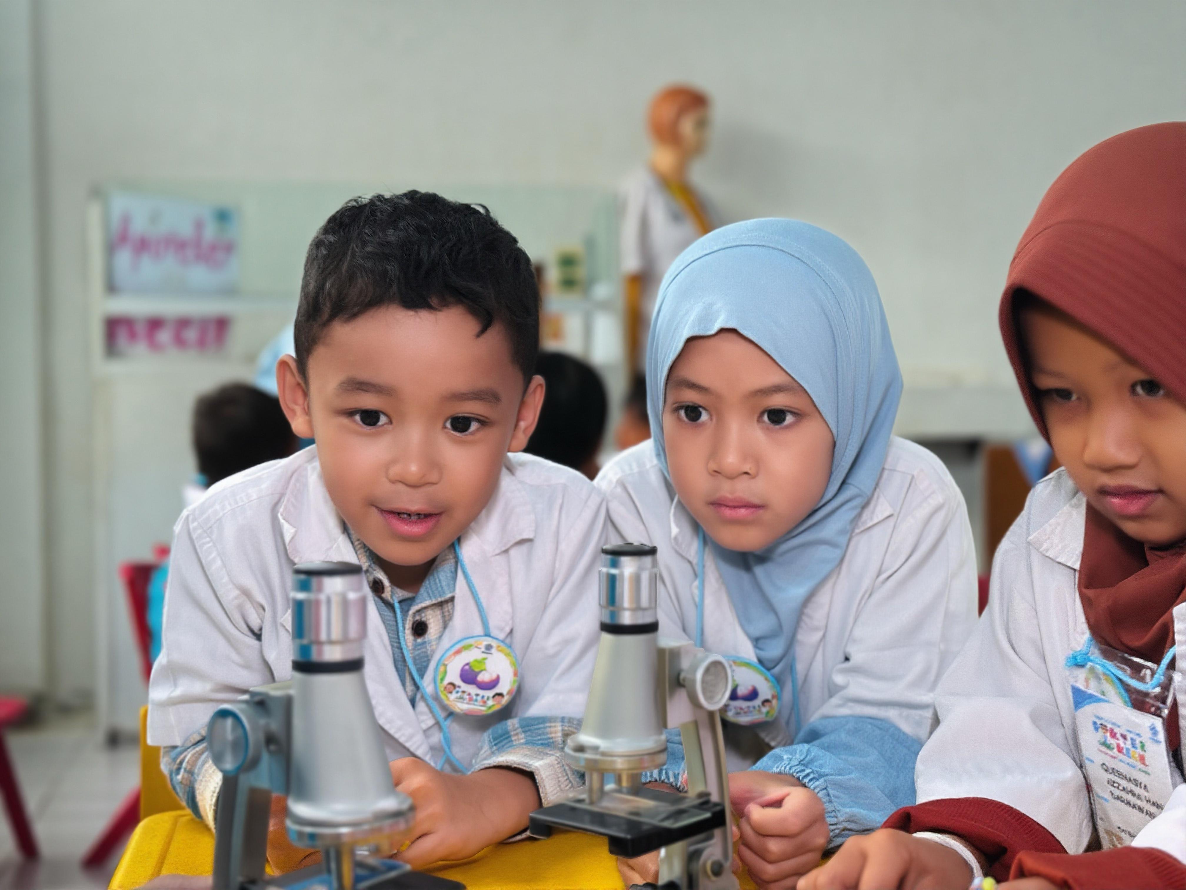 MENYENANGKAN: Anak-anak mengikuti kegiatan Dokcil yang digelar RSBS.&nbsp;
