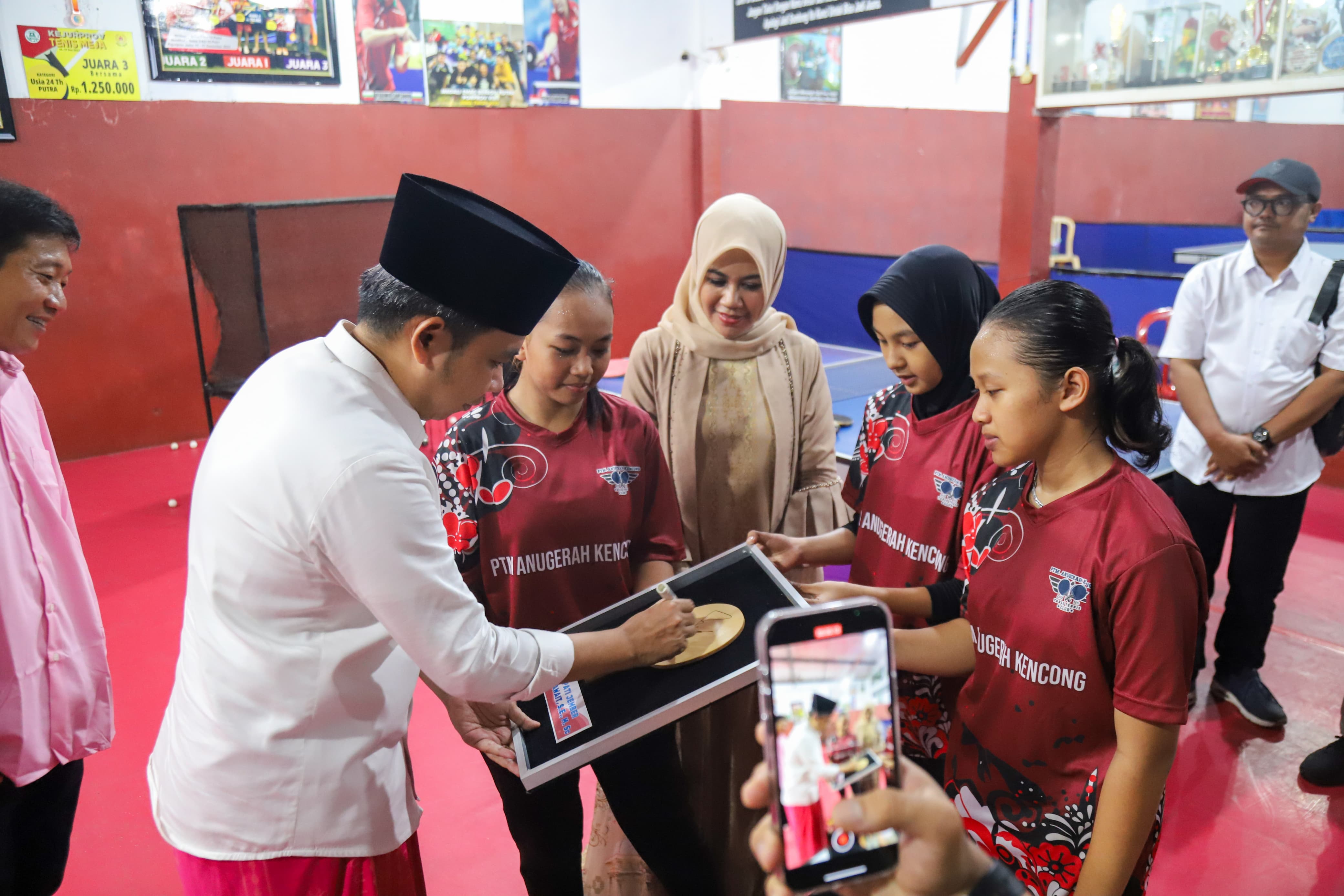 DUKUNG KIPRAH ATLET CILIK: Bupati Fawait saat bertemu dengan atlet di klub tenis meja di Kencong, (22/11).