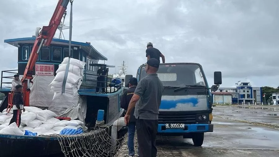 beras yang lagi di pindah muatan dari kapal ke truk. (Dok. Radar Semarang)