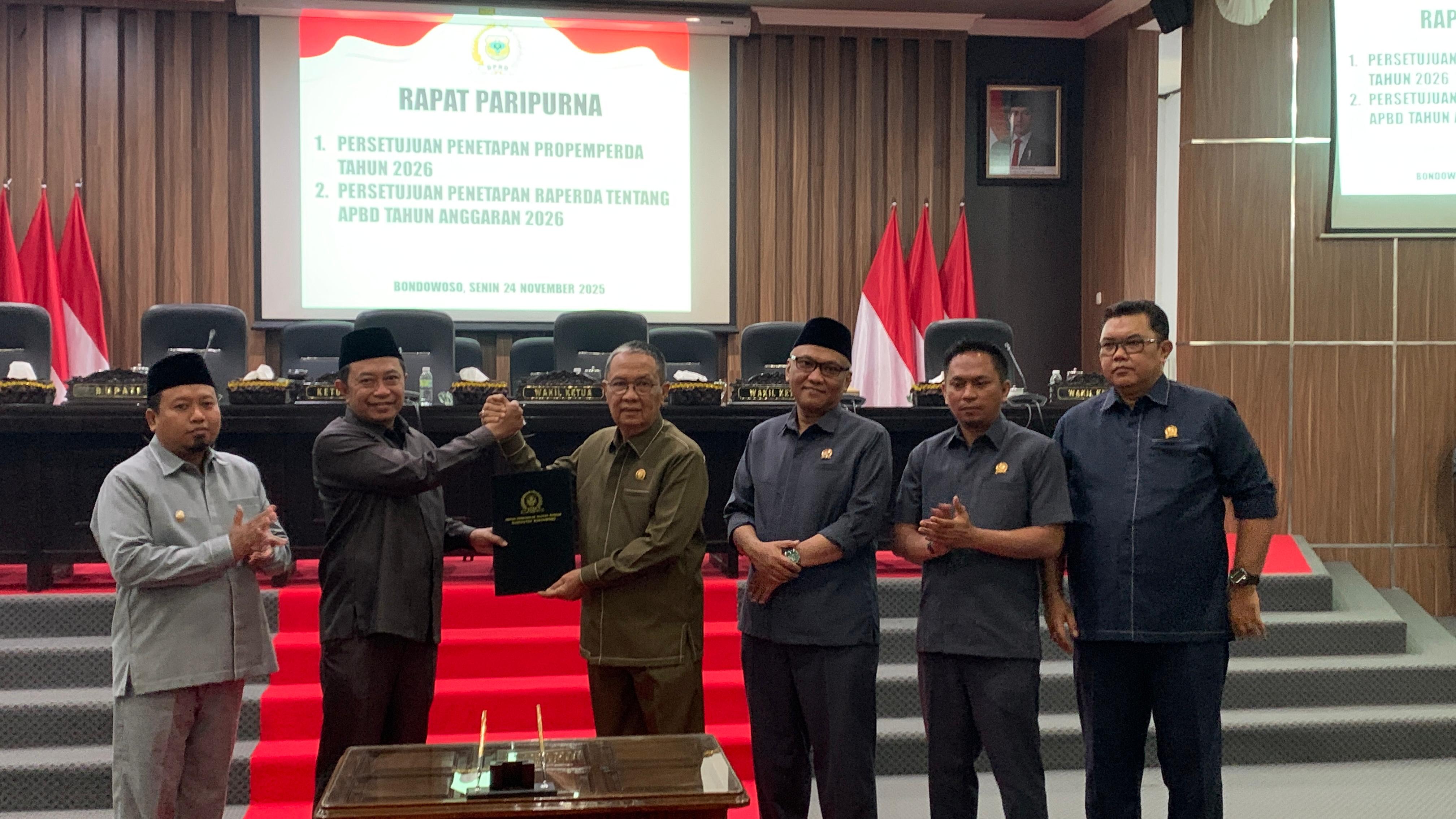 SEPAKAT: Ketua DPRD dan Bupati Bondowoso sahkan Propemderda dan Rapeda APBD 2026 pada Rapat Paripurna, (24/11).