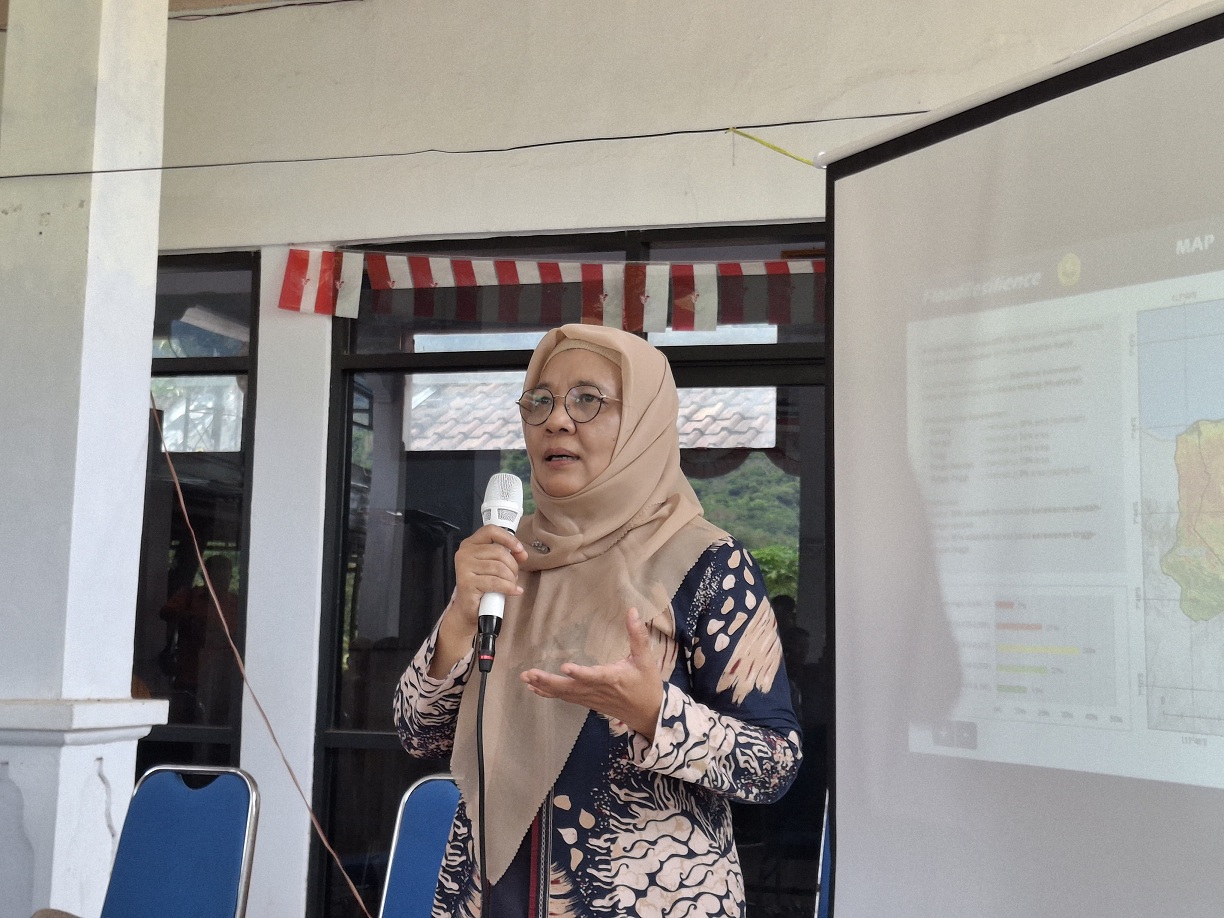 SOSIALISASI: Entin Hidayah menyampaikan hasil penelitian yang membahas banjir.