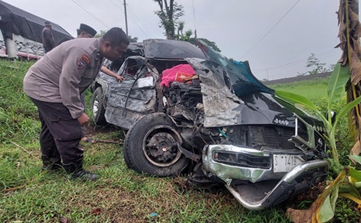 HANCUR: Kondisi Mobil Nissan Tertano yang disopiri Sudirno, 42, warga Surabaya mengalami rusak parah setelah terlibat kecelakaan dengan truk bermuatan cabai pada Minggu (23/11) dinihari
