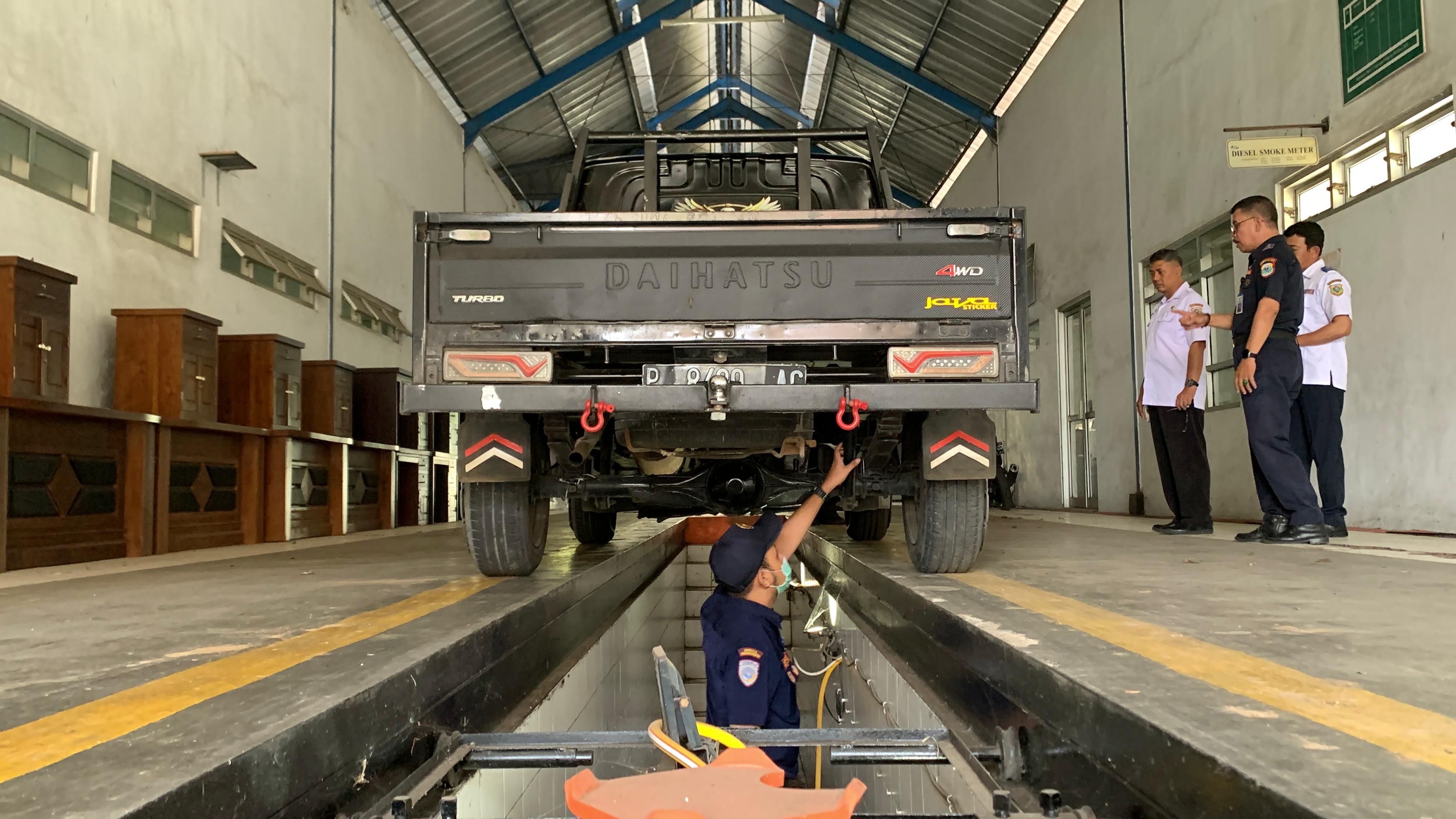 TERUS DICEK RUTIN: Sejumlah Petugas dishub saat meninjau kondisi mobil bak terbuka saat proses uji KIR.