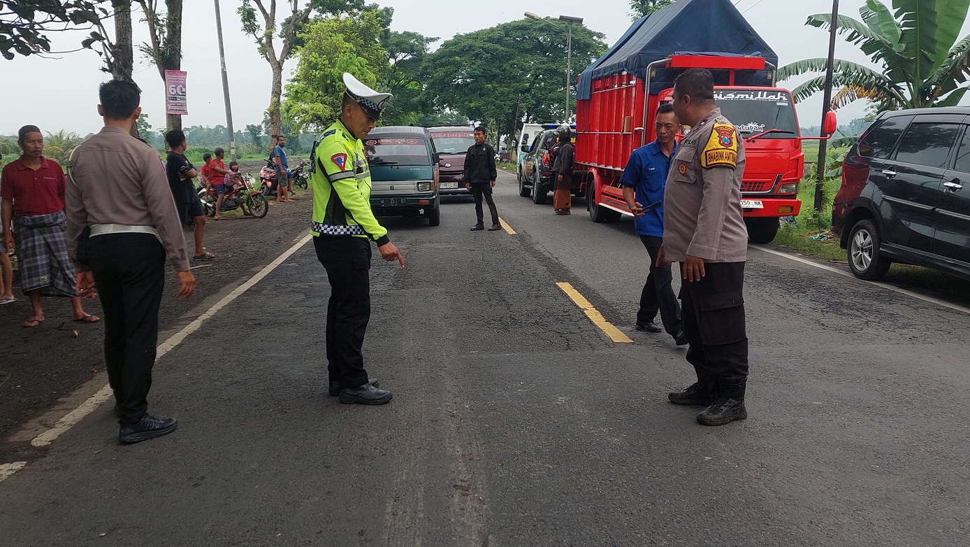 OLAH TKP: Anggota kepolisian datang ke lokasi kejadian kecelakaan maut yang awalnya disebabkan oleh balap liar, kemarin pagi (24/11).