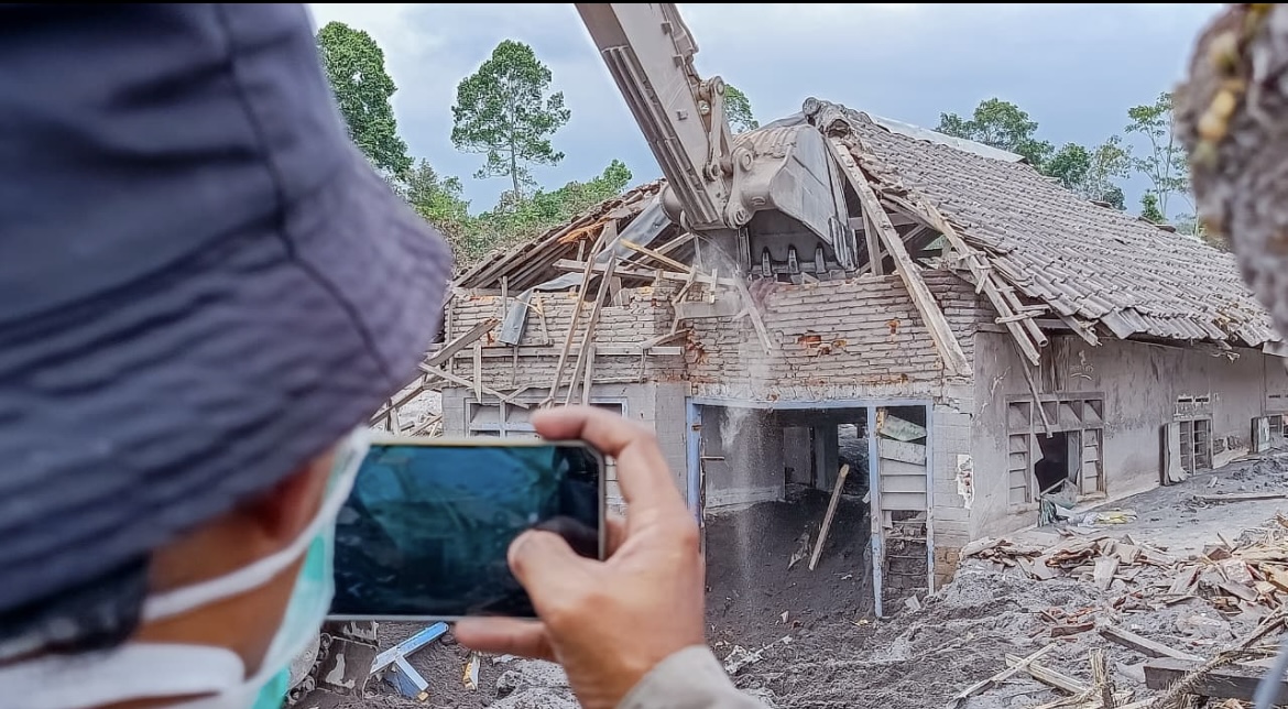 RUSAK: Salah satu penampakan rumah yang rusak di Kecamatan Pronojiwo akibat erupsi Gunung Semeru, kemarin.(ATIEQSON MAR IQBAL/RAME)