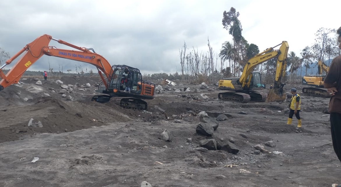 TERJUNKAN: Tim gabungan saat menerjunkan alat berat untuk melakukan normalisasi sungai agar tak sampai meluber ke pemukiman warga.(ADE APRYANIS/RAME)