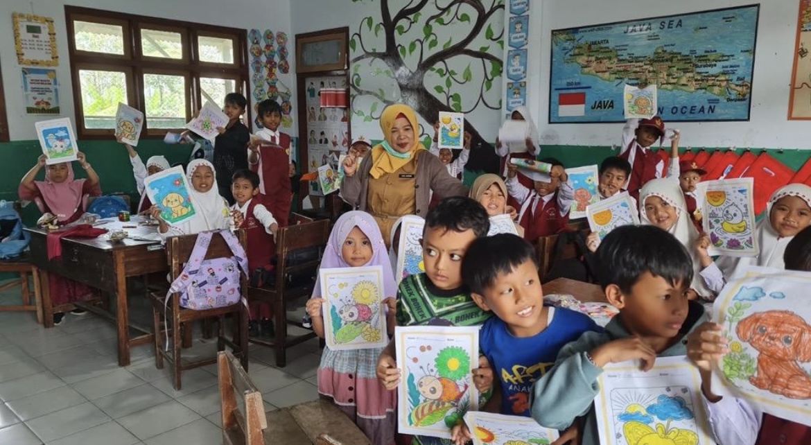 KOMPAK: Siswa SDN 02 Supiturang mulai aktif mengikuti proses kegiatan belajar mengajar (KBM), kemarin.(ADE APRYANIS/RAME)