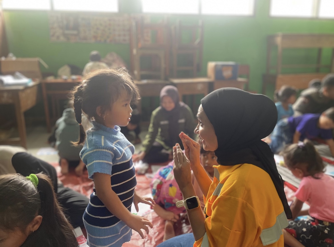 AJAK MAIN: 30 anak terdampak erupsi mengikuti rangakain psikososial untuk mengembalikan keceriaan mereka.(ADE APRYANIS/RAME)