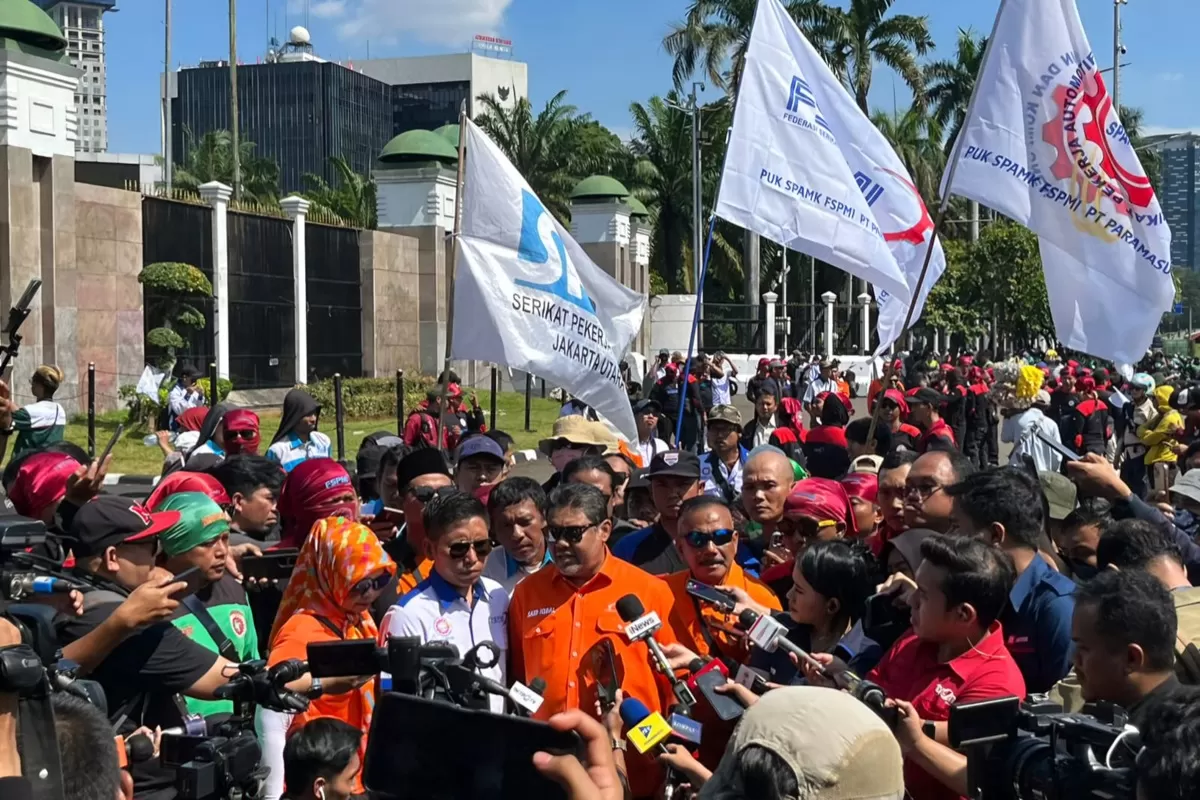 Situasi Demo KSPI dan partai Buruh di depan gedung DPRD. (Dok.Jawa Pos)