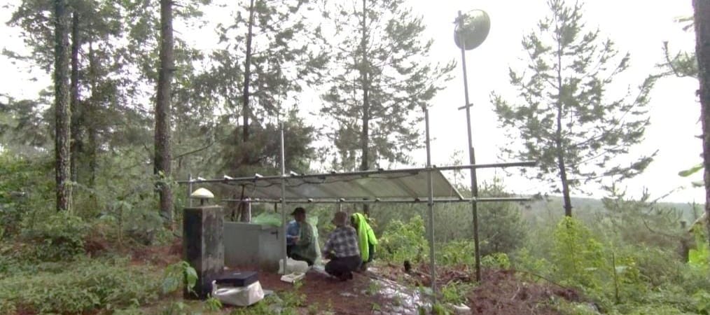 DIPERBAIKI: Sejumlah petugas memperbaiki alat pemantauan gunung raung, beberapa hari lalu.