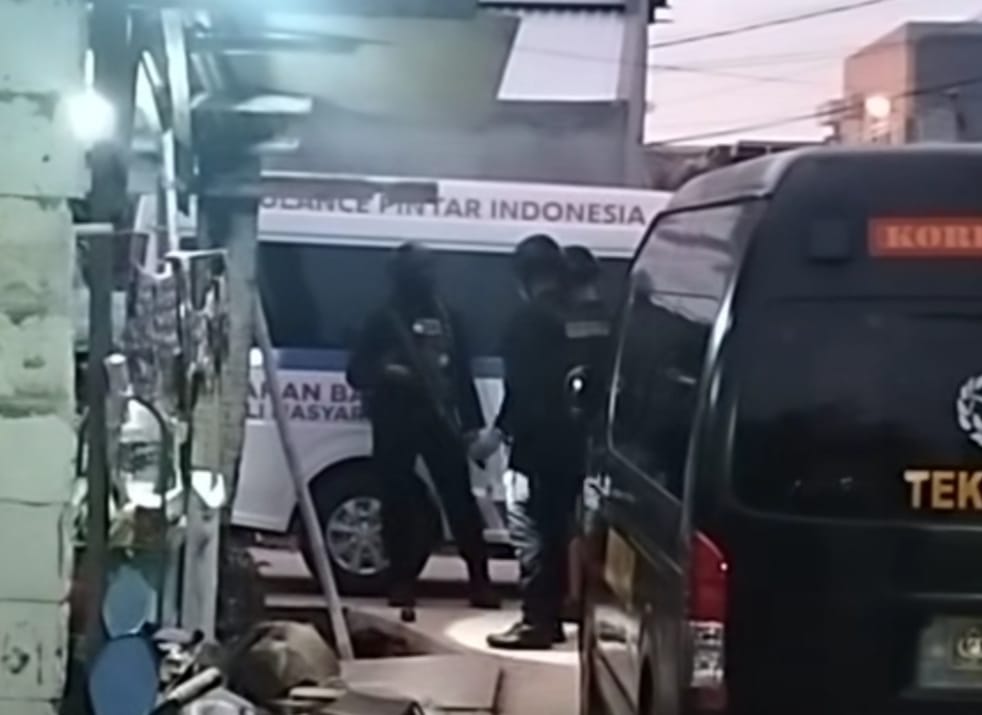 Tangkapan layar saat Tim Jibom Gegana Polda Metro Jaya melakukan pemeriksaan terkait ledakan mortir di Babelan, Bekasi. (TikTok/Jurnalekka)