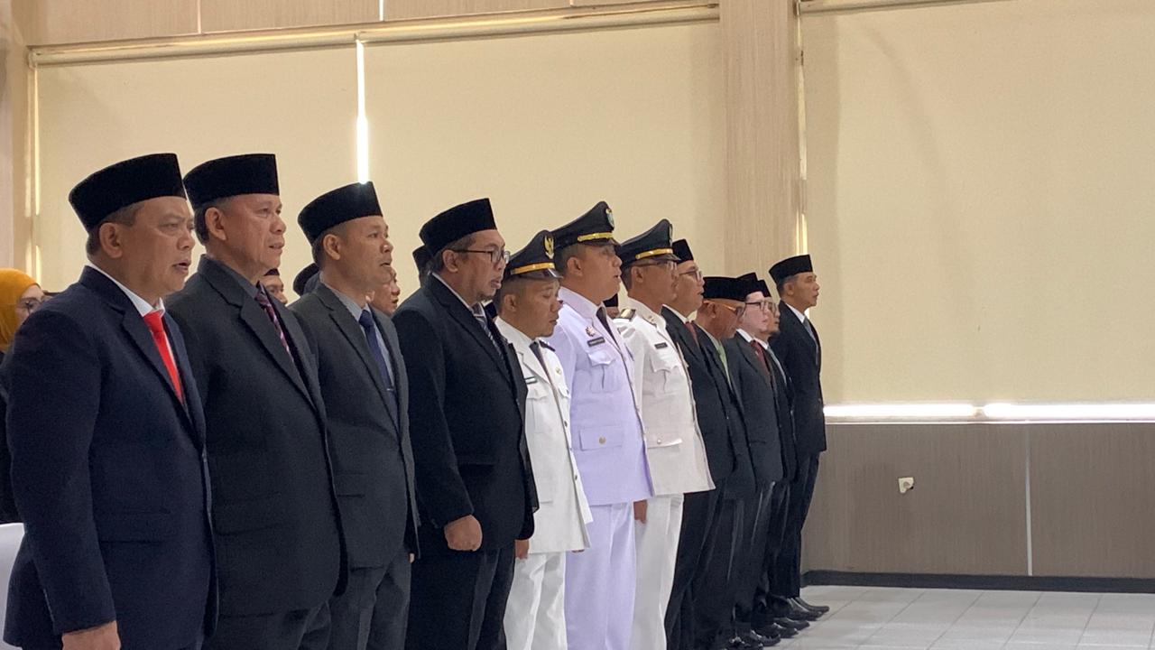 KEMBALI: Wawan Setiawan (dua dari kiri) ketika dilantik di Pemkab Bondowoso tadi siang. (ILHAM/RJ)