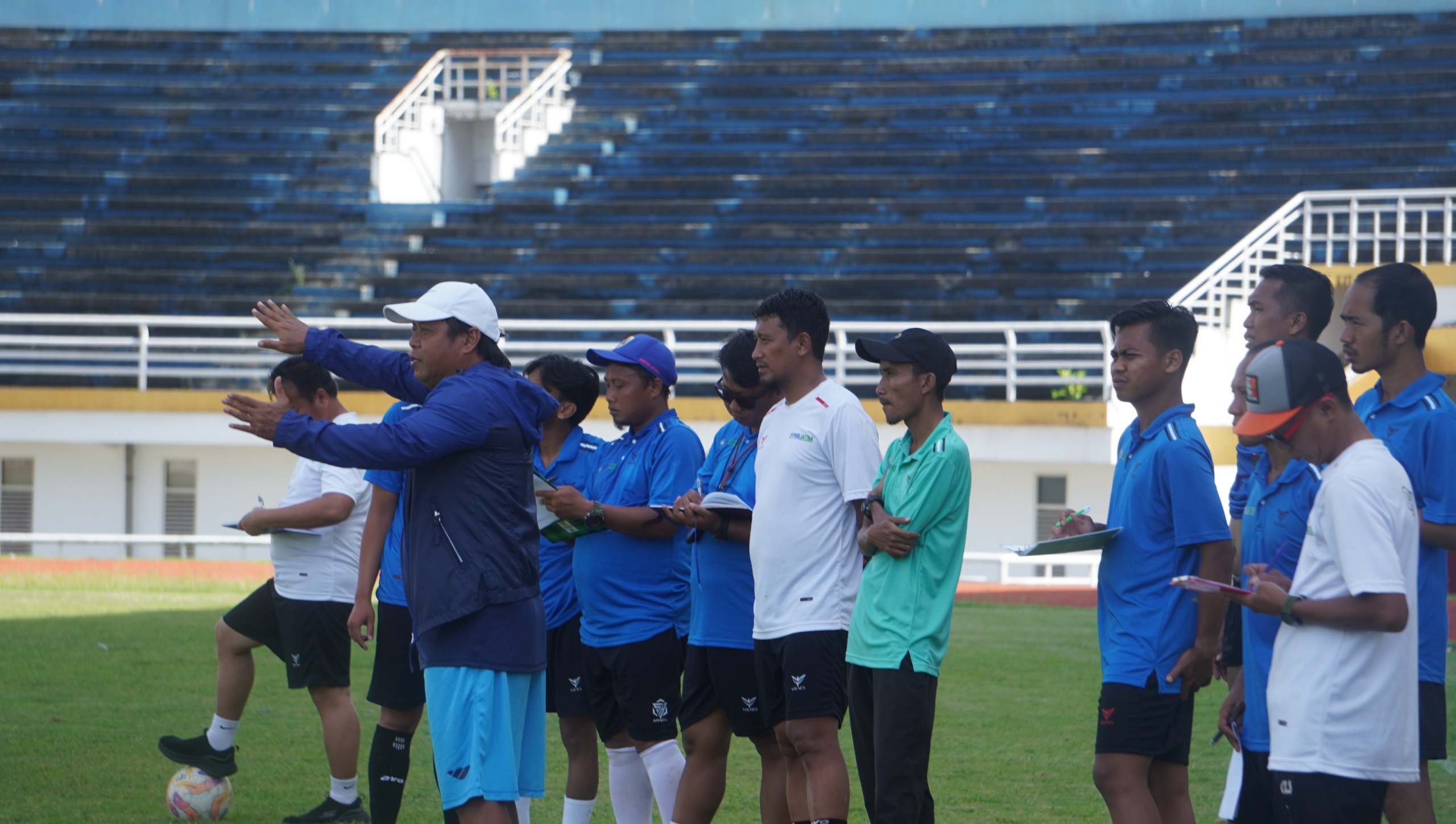 PENINGKATAN KAPASITAS: Sebanyak 30 guru olahraga dari jenjang SD hingga SMA antusias mengikuti sertifikasi Lisensi D PSSI di Stadion JSG, Kemarin (19/20) (Foto: Yulio FA)