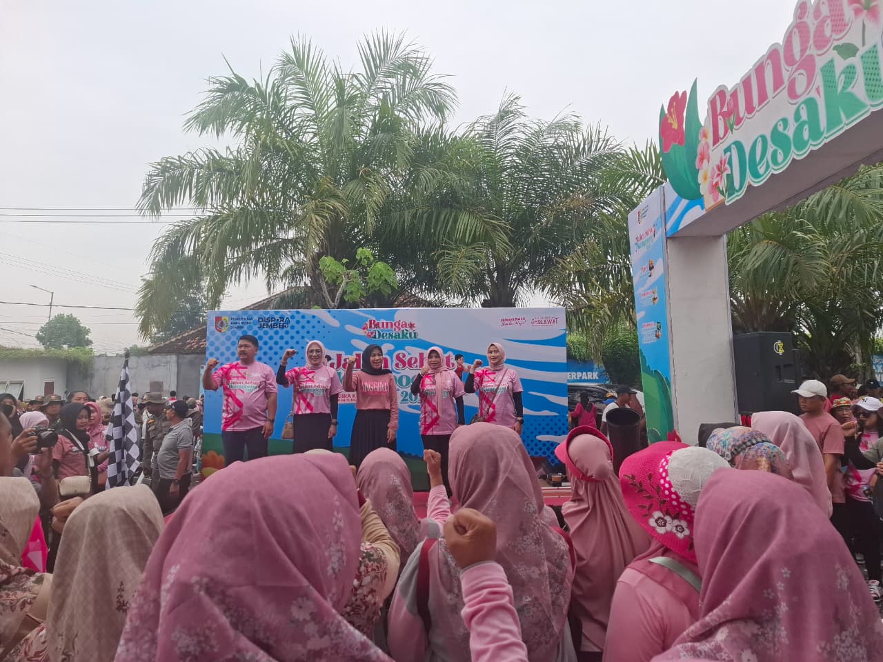 Ketua TP PKK Kabupaten Jember Ning Ghyta Eka Puspita, saat membuka pesta dan jalan sehat kampoeng di halaman Dira Kencong, Jember, Sabtu (22/11/2025). (Foto. Diskominfo Jember)