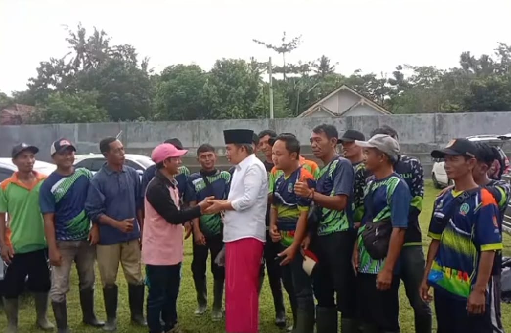 Bupati Fawait saat menyapa para petugas kebersihan Dinas Lingkungan Hidup Jember, saat bertugas membersihkan sampah saat rangkaian Bunga Desaku jilid 7 Kencong (22/11). (Foto. DLH Jember)