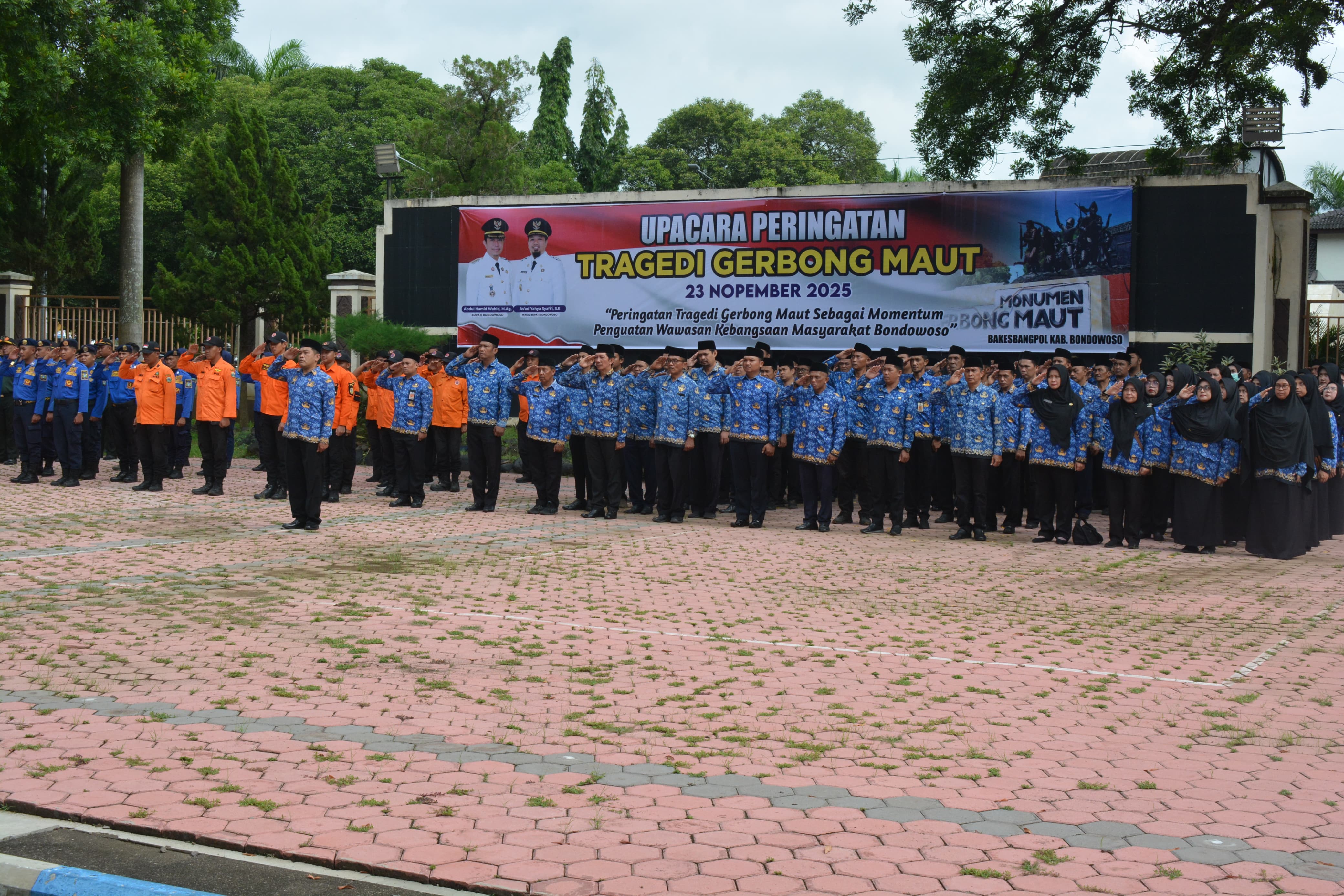 BERBARIS: Sejumlah ASN saat mengikuti upacara peringatan tragedi gerbong maut, (24/11)