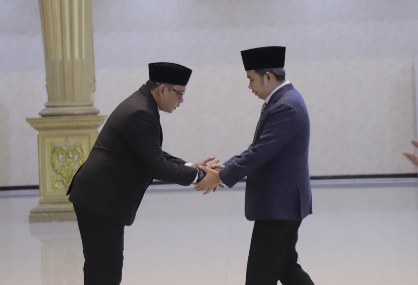 AMANAH BARU: Bupati Fawait melantik Akhmad Helmi Lukman sebagai Pj Sekda, menggantikan posisi Jupriono, di pendapa Wahyawibawagraha Jember, Senin malam (24/11).