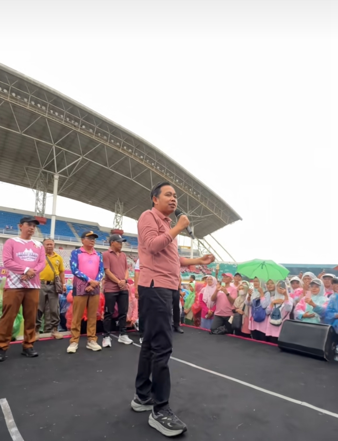 DUKUNGAN UNTUK ASN: Bupati Fawait saat hadir di Osma bersama belasan ribu ASN, di Stadion JSG, Senin sore (24/11).