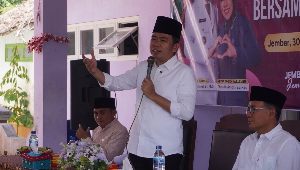 Bupati Fawait saat bersilaturahmi dengan para guru ngaji. Dalam Bunga Desaku jilid 7 Kencong (21/11), ia menegaskan keinginannya agar terus memperbaiki soal pendataan calon penerima insentif itu.